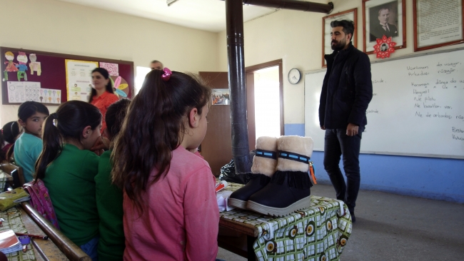 Çektiği fotoğrafla 10 bin öğrenciye kucak açtı